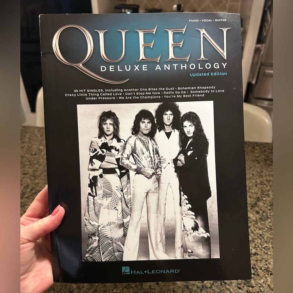 Queen Sheet Music Piano Guitar Vocal Excellent Condition 35 Hit Singles